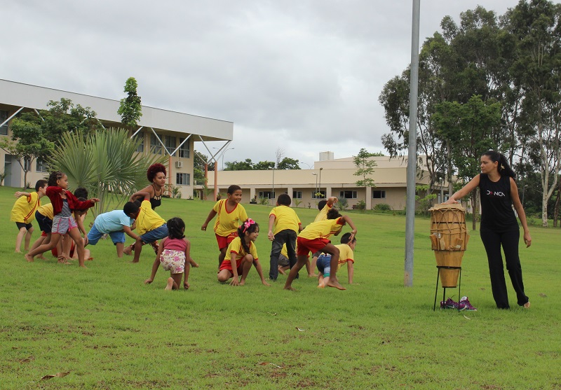 As apresentações artísticas das crianças fizeram um diálogo entre Dança e Literatura, com temática africana e indígena